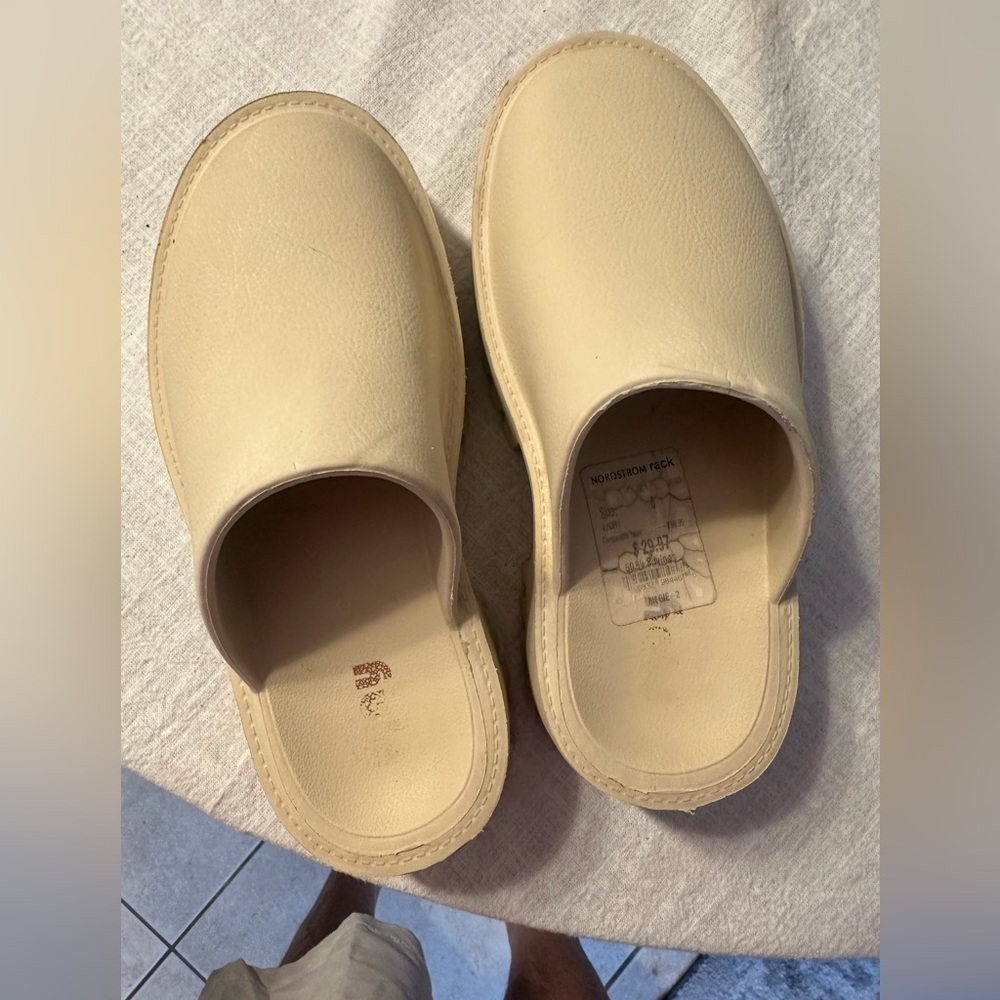 Nordstrom Cream Slip-On Shoes
B8